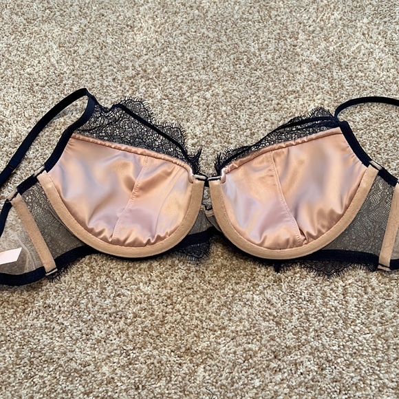 NWOT VS lined plunge bra with lace detailing - Picture 4 of 4